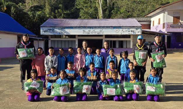 น่าน กองร้อยทหารพรานที่ 3202 นำจิตอาสา พร้อมนักเรียนโรงเรียนบ้านสบปืน  มอบผ้าห่มกันหนาว  ในพื้นที่ อำเภอเฉลิมพระเกียรติ