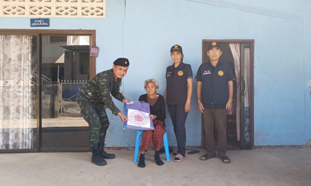 น่าน กองพันทหารม้าที่ 10 พร้อมผู้นำชุมชน มอบผ้าห่มกันหนาวให้แก่ผู้สูงอายุในพื้นที่อำเภอเชียงกลาง