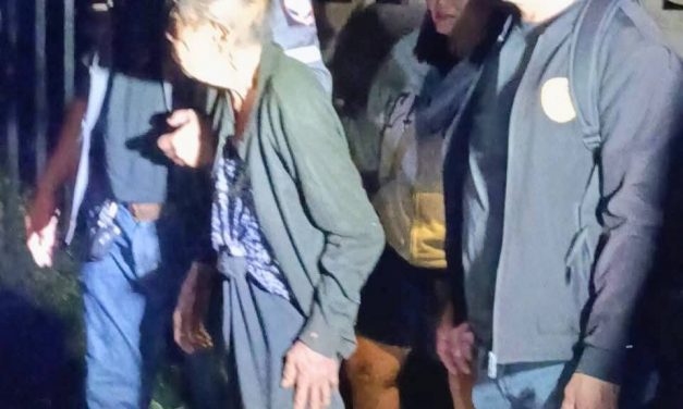 แพร่ กำนันแป๊ะฯ พร้อมกู้ภัยแพร่ ค้นหายายหลงลืม ที่บ้านร่องขี้ปลา ใช้เวลาร่วม 3 ชั่วโมง สุดท้ายพบตัว ญาติต่างดีใจ