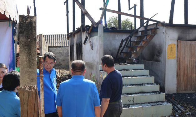 ผู้ว่าแพร่ ประธานกรรมการมูลนิธิราชประชานุเคราะห์ในพระบรมราชูปถัมภ์ประจำจังหวัดแพร่ มอบสิ่งของพระราชทานฯ กับผู้ประสบอัคคีภัย ที่ ต.ร่องฟองฯ