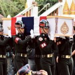 พระบาทสมเด็จพระเจ้าอยู่หัว พระราชทานน้ำหลวงอาบศพ และพระราชทานพวงมาลาวางหน้าหีบศพ พลทหาร วายุ ขวัญเสือ วีรบุรุษผู้พลีชีพเพื่อปกป้องแผ่นดินไทย