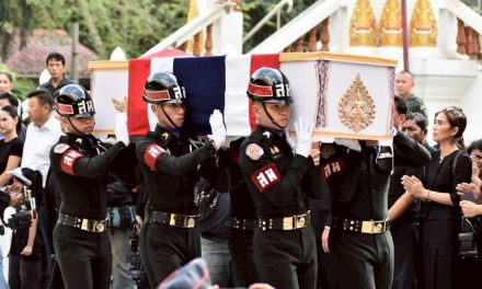 พระบาทสมเด็จพระเจ้าอยู่หัว พระราชทานน้ำหลวงอาบศพ และพระราชทานพวงมาลาวางหน้าหีบศพ พลทหาร วายุ ขวัญเสือ วีรบุรุษผู้พลีชีพเพื่อปกป้องแผ่นดินไทย