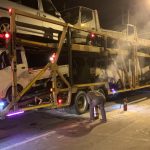 แม่ฮ่องสอน รถบรรทุกรถยนต์ใช้แล้วเตรียมนำส่งขายเมียนมา เกิดเบรคล๊อคและยางแตก จนเกิดประกายไฟไหม้ เจ้าหน้าที่ระดมความช่วยเหลือก่อนไฟไหม้วอดทั้งคัน