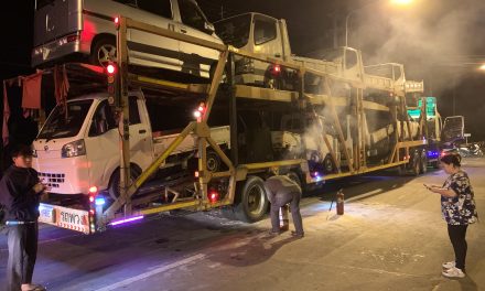 แม่ฮ่องสอน รถบรรทุกรถยนต์ใช้แล้วเตรียมนำส่งขายเมียนมา เกิดเบรคล๊อคและยางแตก จนเกิดประกายไฟไหม้ เจ้าหน้าที่ระดมความช่วยเหลือก่อนไฟไหม้วอดทั้งคัน