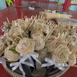 อ่างทอง ชาวบ้านบางเจ้าฉ่าสานดอกมะลิกด้วยไม่ไผ่สีสุกส่งเสด็จพระพันปีหลวง 