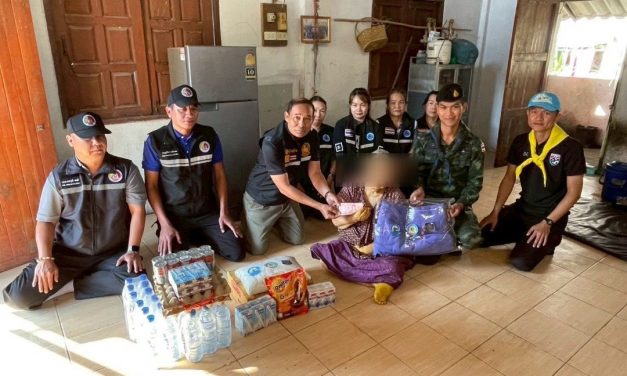 ตาก หน่วยเฉพาะกิจราชมนู และ หน่วยเฉพาะกิจกรมทหารพรานที่ 35  พร้อมผู้นำชุมชน มอบผ้าห่มกันหนาว ยาตำรับหลวง ดูแลประชาชนกลุ่มเปราะบาง อ.แม่สอด และ อ.แม่ระมาด