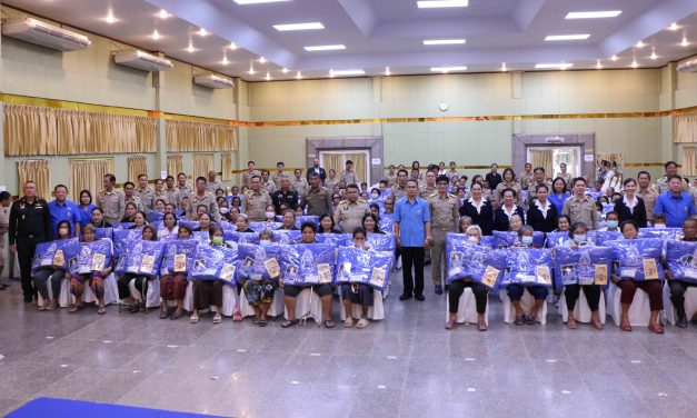 กาฬสินธุ์ มอบผ้าห่มกันหนาวพระราชทานแก่ประชาชน