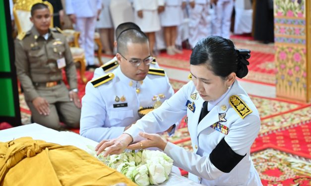 พระบาทสมเด็จพระเจ้าอยู่หัว ทรงพระกรุณาโปรดเกล้าโปรดกระหม่อม พระราชทานน้ำหลวงสรงศพถวายแด่ พระราชมงคลวชิราคม วัดประชาราษฎร์บำรุง จังหวัดนครปฐม