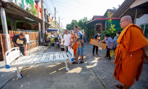 นครปฐม หลวงพี่น้ำฝน นำโครงการธนาคารแห่งกำลังใจ มอบเตียงผู้ป่วย ช่วยครอบครัวสามีป่วยหนัก