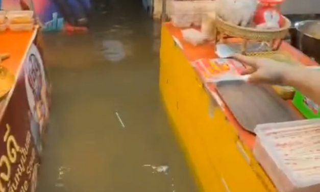 นครปฐม ปลัดอาวุโสฯ สามพราน สวมเสื้อกล้าม ขาสั้น นำ Help Team เร่งแก้น้ำท่าจีน สูงเอง ตลาดน้ำวัดดอนหวาย