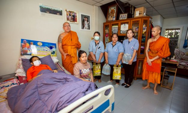 นครปฐม หลวงพี่น้ำฝน นำโครงการธนาคารแห่งกำลังใจ มอบเตียงผู้ป่วย ช่วยครอบครัวสามีป่วยหนัก