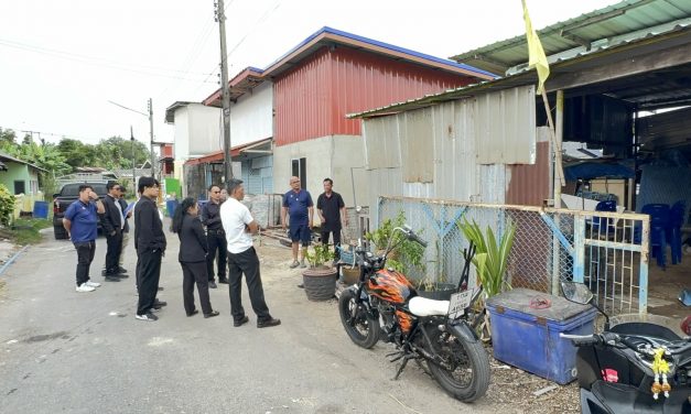 ปทุมธานี พ่อพลทหารวายุ ตื้นตันน้ำตาร่วง นายกแจ็สเร่งสร้างบ้านใหม่ คนปทุมหลายภาคส่วนร่วมช่วย