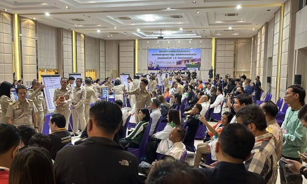 นนทบุรี จับฉลากเบอร์ สส. ภูมิธรรมโผล่ให้กำลังใจผู้สมัคร ขณะคนดังเขต5ขอหลวงปู่เอี่ยมจับได้เบอร์ 5 ส่วนกล้าธรรมส่ง “รองปราบ” ปักธงเขต 1