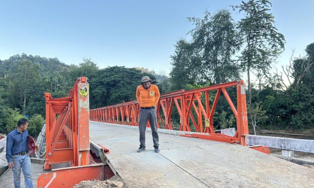 แม่ฮ่องสอน  ปภ.เขต10ลำปาง ติดตั้งสะพาน (Bailey Bridge) ข้ามลำห้วยแม่แงะ บ้านโพซอ แม่สะเรียง ซึ่งรับผลกระทบจากพายุบัวลอยแก้ปัญหาคมนาคม