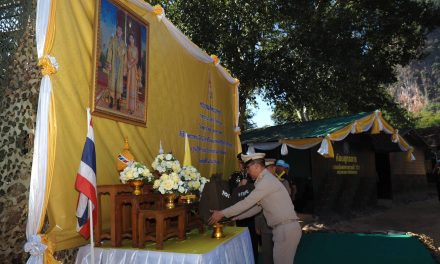 แม่ฮ่องสอน  พระบาทสมเด็จพระเจ้าอยู่หัว โปรดเกล้าฯ ให้องคมนตรี เชิญสิ่งของพระราชทาน มอบแก่เจ้าหน้าที่ที่ปฏิบัติภารกิจ กองกำลังชายแดน