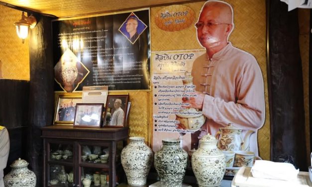 ผู้ว่าฯ เชียงราย เยี่ยมชมแหล่งผลิตเครื่องเคลือบดินเผาเวียงกาหลง สนับสนุนศิลปิน OTOP ในพื้นที่