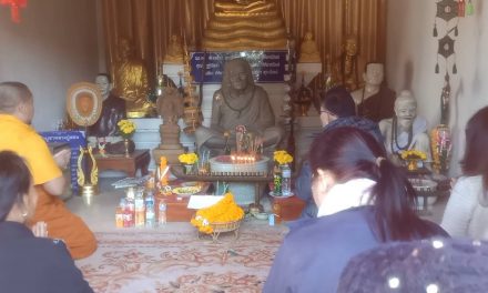 สกลนคร มหานิยมสายพระ เข้ากราบสักการะหลวงปู่สอน เพื่อชัยชนะเลือกตั้ง เขต 2