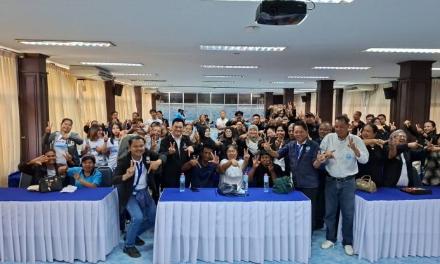 พังงา-จุรินทร์ ลุยหาเสียง ชวนแฟนประชาธิปัตย์กลับบ้านร่วมสร้างตำนานเลือกการเมืองสุจริต  ยอมรับผู้สมัครทั้ง 2 เขตเป็นคนใหม่ต้องใช้เวลาแนะนำตัว แต่เสียง ปชป.ดีขึ้นทั่วประเทศ 