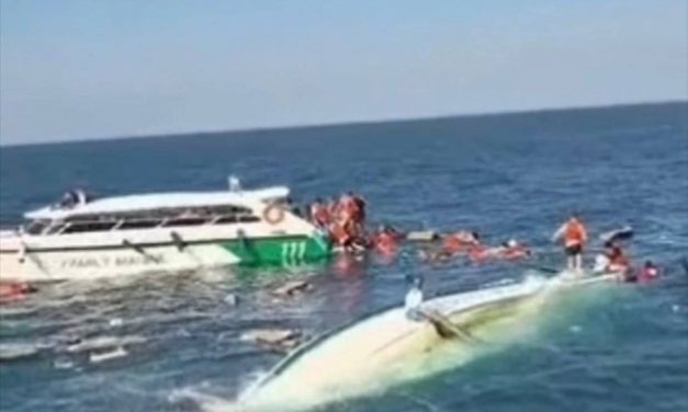 กระบี่ ระดมทีมเร่งช่วยเหลือนักท่องเที่ยว เหตุเรือสปีดโบ๊ทชนเรืออวนลาก ใกล้เกาะไก่ เกาะพีพี