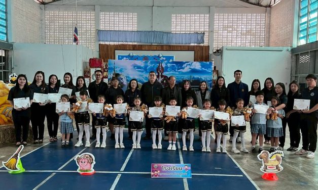 แพร่ นายกดำรงเกียรติ กิตติประภัสร์” ทต.เด่นชัยฯ มอบเกียรติบัตรสำหรับ นักเรียนและคณะครู ที่ได้รับรางวัลเหรียญทองชนะเลิศ กิจกรรมการเริงเล่นเต้น DANCER