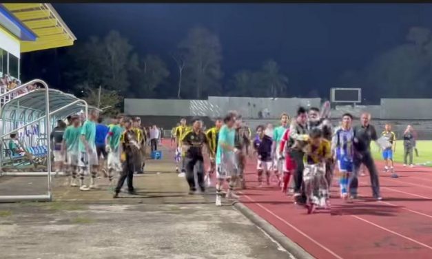 กระบี่ เดือด.! รุมยำกันกลางสนามบอล ฟุตบอล อบจ.กระบี่คัพ