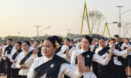 ชาวอ่างทอง รวมใจภักดิ์รำถวายอาลัยรักพระพันปีหลวงกิจกรรมน้อมรำลึกในพระมหากรุณาธิคุณ  สมเด็จพระนางเจ้าสิริกิติ์ พระบรมราชินีนาถ พระบรมราชชนนีพันปีหลวง