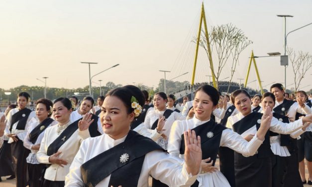 ชาวอ่างทอง รวมใจภักดิ์รำถวายอาลัยรักพระพันปีหลวงกิจกรรมน้อมรำลึกในพระมหากรุณาธิคุณ  สมเด็จพระนางเจ้าสิริกิติ์ พระบรมราชินีนาถ พระบรมราชชนนีพันปีหลวง