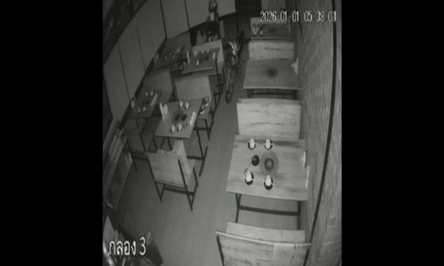 อ่างทอง คนร้ายแอบย่องงัดร้านชาบูดังเมืองอ่างทองเสียหายนับหมื่นบาท  เจ้าของร้านโพสต์โซเชียลวอนช่วยติดตามตัว