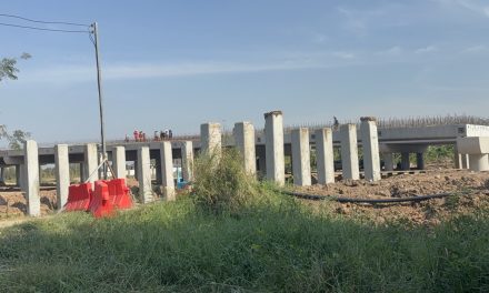 อ่างทอง ยายวัย77ปีครวญงานก่อสร้างสะพานเลี่ยงเมืองตอกเสาเข็มส่งผลกระทบเสาบ้านและห้องน้ำราวหวั่นพังทลาย 