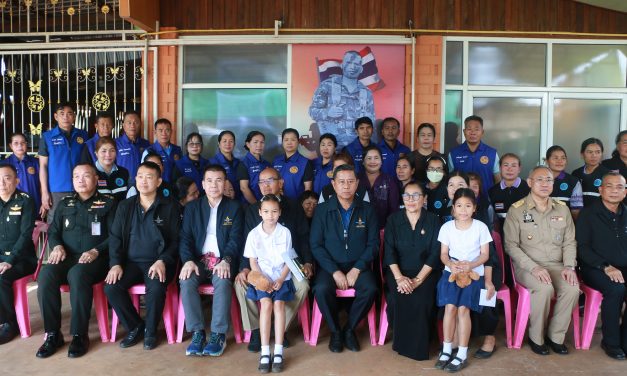 หนองคาย รมช.ว่าการกระทรวงกลาโหม ลงพื้นที่ เยี่ยมครอบครัวร้อยตรีธนรัตน์ จันทร์ประทัด ที่เสียชีวิตจากเหตุปะทะบริเวณสมรภูมิบึงตะกวน-บ้านคลองแผง