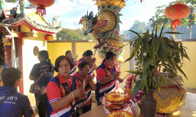 กาญจนบุรี – นายกสมาคมกองทุนสวัสดิการเพื่อสตรีจังหวัดพระนครศรีอยุธยา นำเครือข่ายสมาชิกกองทุนสตรี เดินทางตามมาชมภูเขาสีทอง