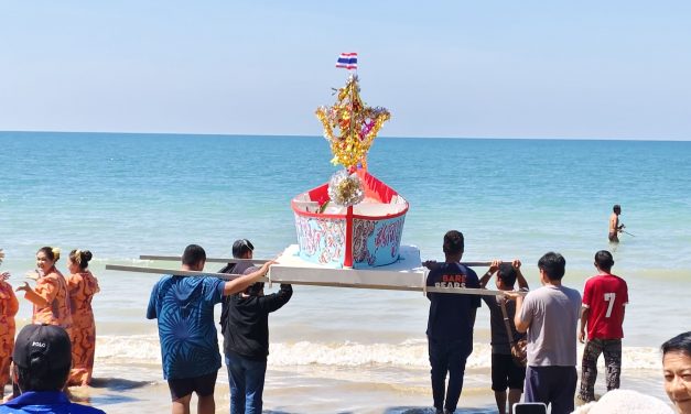 พังงา ชาวบ้านบ้านบางสัก อ.ตะกั่วป่า จัดพิธีทำบุญลอยเรือสะเดาะเคราะห์