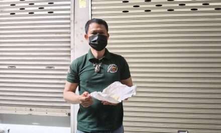 ปทุมธานี  หนุ่มไรเดอร์ผงะซื้อข้าวเหนียวแหนมเจอจิ้งจก