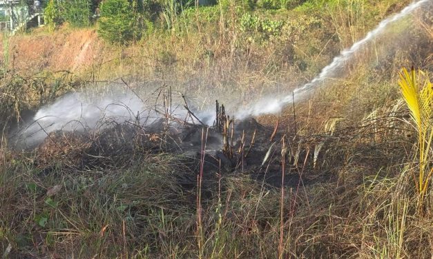 อบจ.พังงา ส่งรถดับเพลิงควบคุมเหตุไฟไหม้ป่าพื้นที่ ต.ตากแดด