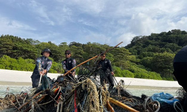 พังงา อุทยานสิมิลันเก็บกู้ “อวนผี” กว่า 1 ตัน ช่วยชีวิตสัตว์ทะเลจากภัยเงียบใต้มหาสมุทร