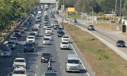 อ่างทอง สภาพการจราจรสายเอเซียขาเข้ากรุงเทพรถหนาแน่นเต็มทุกช่องจราจรเคลื่อนตัวช้ามีชลอตัวเป็นระยะสลับหยุด