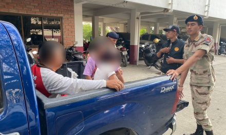 อ่างทอง ปกครองอำเภอป่าโมกบุกจับวงไพ่ร่วมเล่นพนันรัมมี่และผสมสิบกลางบ้าน