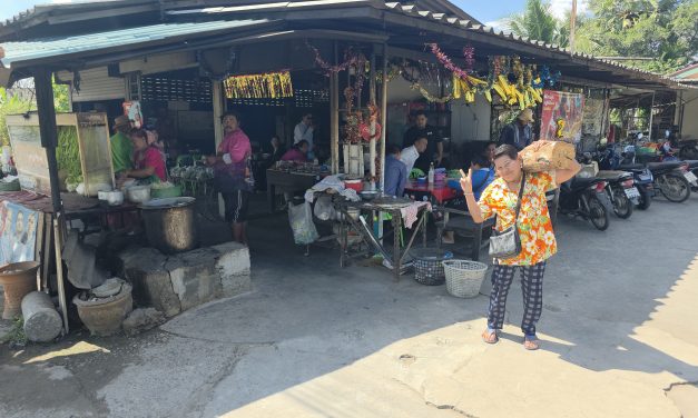 ปทุมธานี คนดังเช็กอิน ร้านก๋วยเตี๋ยวโบราณ ป้าณา เตาฟืน ร้านลับหนองเสือ บิ๊กแจ๊ส และ ส.จ. หนองเสือร่วมการันตีความอร่อยแบบธรรมชาติ