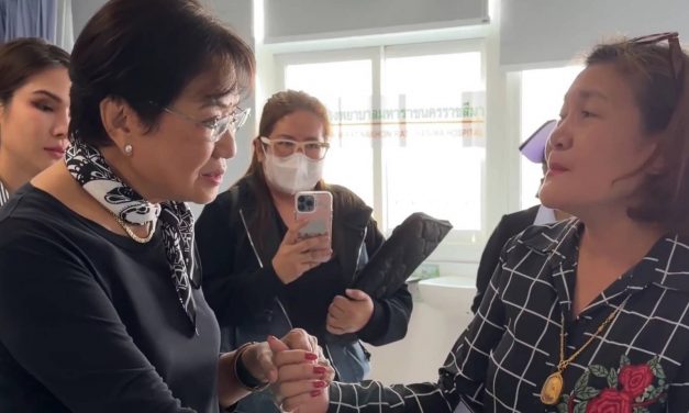 นครราชสีมา คุณหญิงกัลยา อดีตรัฐมนตรีคนสีคิ้ว รุดเยี่ยมผู้บาดเจ็บเหตุเครนถล่มทับรถไฟ จี้รัฐ–ผู้รับเหมารับผิดชอบ โศกนาฏกรรมคร่าชีวิต 32 ราย