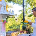 นครนายก – ชาวบ้านแห่งส่องเลขน้ำตาเทียนขันน้ำมนต์ บ้านนักข่าว