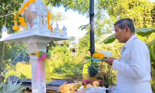 นครนายก – ชาวบ้านแห่งส่องเลขน้ำตาเทียนขันน้ำมนต์ บ้านนักข่าว