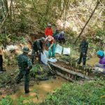 แม่ฮ่องสอน ศูนย์ประสานงานโครงการอันเนื่องมาจากพระราชดำริและความมั่นคง กองพลพัฒนาที่ 3  พร้อมประชาชนจิตอาสาบ้านอาโจ้  ร่วมกันสร้างฝายชะลอน้ำ