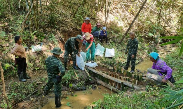 แม่ฮ่องสอน ศูนย์ประสานงานโครงการอันเนื่องมาจากพระราชดำริและความมั่นคง กองพลพัฒนาที่ 3  พร้อมประชาชนจิตอาสาบ้านอาโจ้  ร่วมกันสร้างฝายชะลอน้ำ