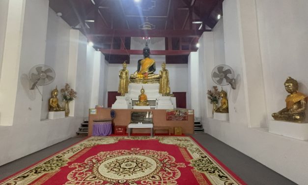 อ่างทอง ไม่เชื่อก็ต้องเชื่อจังหวัดอ่างทองมีวัดที่เคยถูกใช้เป็นที่ถือน้ำพิพัฒน์สัตยาสมัยกรุงศรีอยุธยา  ชาวบ้านเรียก  หลวงพ่อดำ