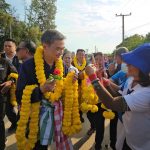 สุโขทัย อภิสิทธิ์ เปิดเวทีกลางทุ่งนาชูประเด็นล้างประเทศไทยให้ขาว