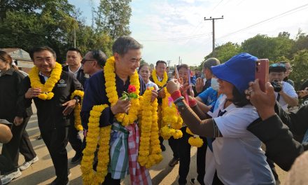 สุโขทัย อภิสิทธิ์ เปิดเวทีกลางทุ่งนาชูประเด็นล้างประเทศไทยให้ขาว