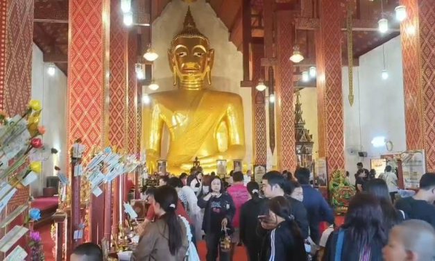 พะเยา ท่องเที่ยวคึกคักอันดับ 1 ภาคเหนือ งานดอกไม้งาม–สายบุญหนุนรายได้พุ่ง