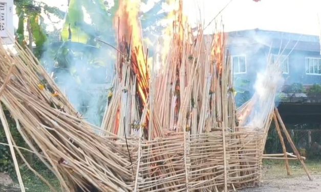 พะเยา  ชาวบ้านหลั่งไหลร่วมพิธีโบราณ ตานข้าวใหม่–ตานหลัว–หิงไฟพระเจ้า สืบศรัทธาล้านนาแน่นวัด