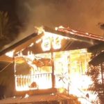 พะเยา กลางดึกระทึก! เพลิงไหม้บ้านครึ่งปูนครึ่งไม้ วอดทั้งหลัง โชคดีเจ้าของบ้านหนีทัน