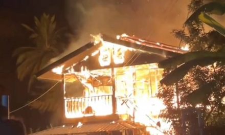 พะเยา กลางดึกระทึก! เพลิงไหม้บ้านครึ่งปูนครึ่งไม้ วอดทั้งหลัง โชคดีเจ้าของบ้านหนีทัน